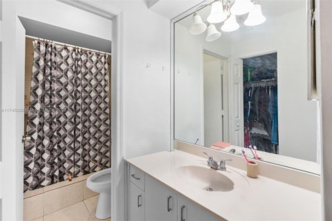 House in Miami, Florida 3 bedrooms, 144.09 sq.m. № 1862728 - photo 23