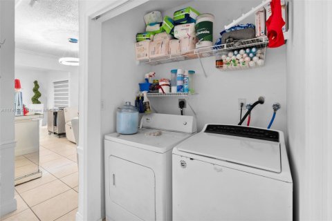 House in Miami, Florida 3 bedrooms, 144.09 sq.m. № 1862728 - photo 9