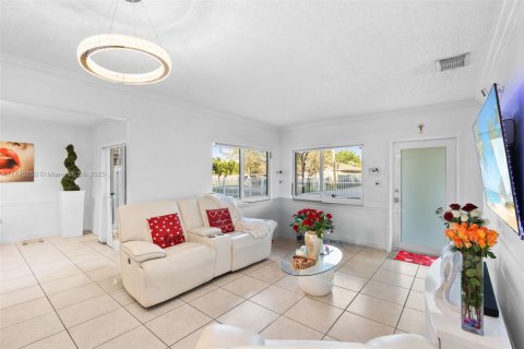 House in Miami, Florida 3 bedrooms, 144.09 sq.m. № 1862728 - photo 15
