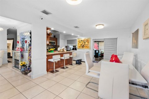 House in Miami, Florida 3 bedrooms, 144.09 sq.m. № 1862728 - photo 8