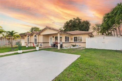 House in Miami, Florida 3 bedrooms, 144.09 sq.m. № 1862728 - photo 2