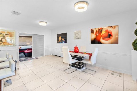 House in Miami, Florida 3 bedrooms, 144.09 sq.m. № 1862728 - photo 16