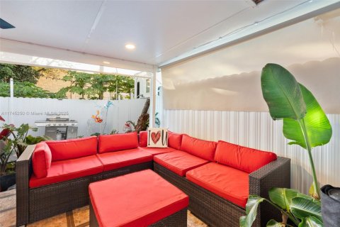 House in Miami, Florida 3 bedrooms, 144.09 sq.m. № 1862728 - photo 3
