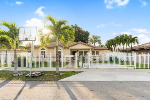 House in Miami, Florida 3 bedrooms, 144.09 sq.m. № 1862728 - photo 1