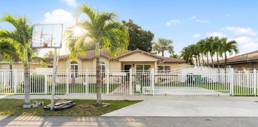House in Miami, Florida 3 bedrooms, 144.09 sq.m. № 1862728
