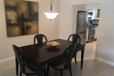 Condo in Pembroke Pines, Florida, 2 bedrooms № 2001386 - photo 7