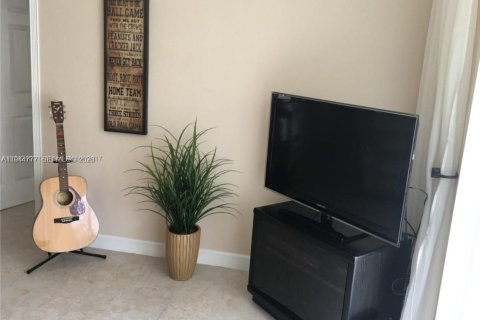 Condo in Pembroke Pines, Florida, 2 bedrooms № 2001386 - photo 5