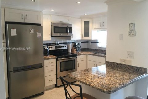 Condo in Pembroke Pines, Florida, 2 bedrooms № 2001386 - photo 10