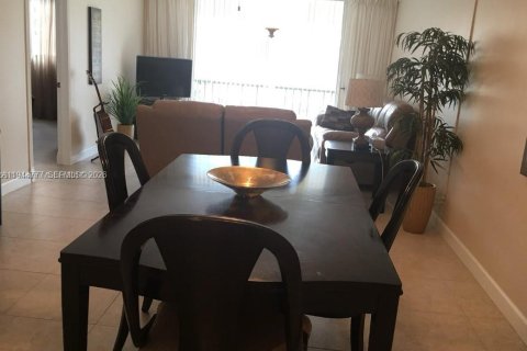 Condo in Pembroke Pines, Florida, 2 bedrooms № 2001386 - photo 8