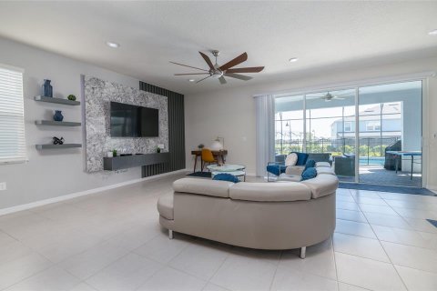 House in Davenport, Florida 8 bedrooms, 374.77 sq.m. № 2098025 - photo 4