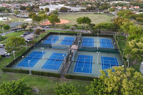 Touwnhouse à vendre à Miami, Floride: 2 chambres, 87.33 m2 № 1979802 - photo 8