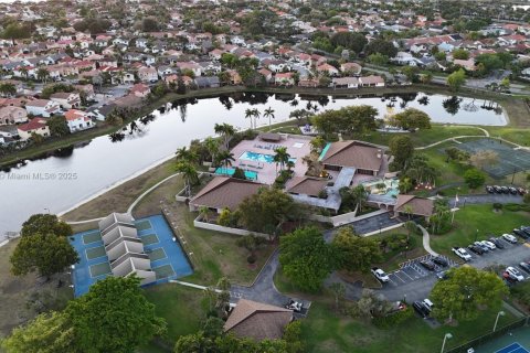 Touwnhouse à vendre à Miami, Floride: 2 chambres, 87.33 m2 № 1979802 - photo 9