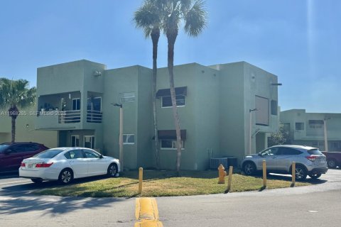 Condominio en Miami, Florida, 2 dormitorios  № 2029526