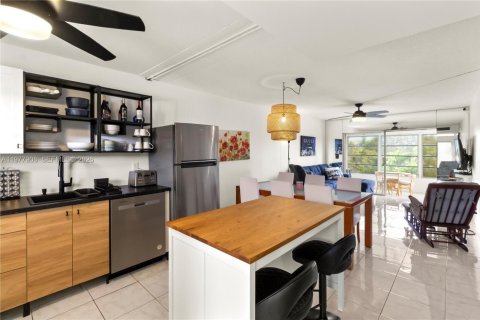 Кондоминиум с 1 спальней в Лодердейл-Лейкс, Флорида № 2043410