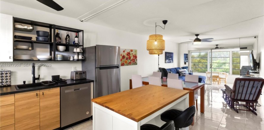 Кондоминиум с 1 спальней в Лодердейл-Лейкс, Флорида № 2043410