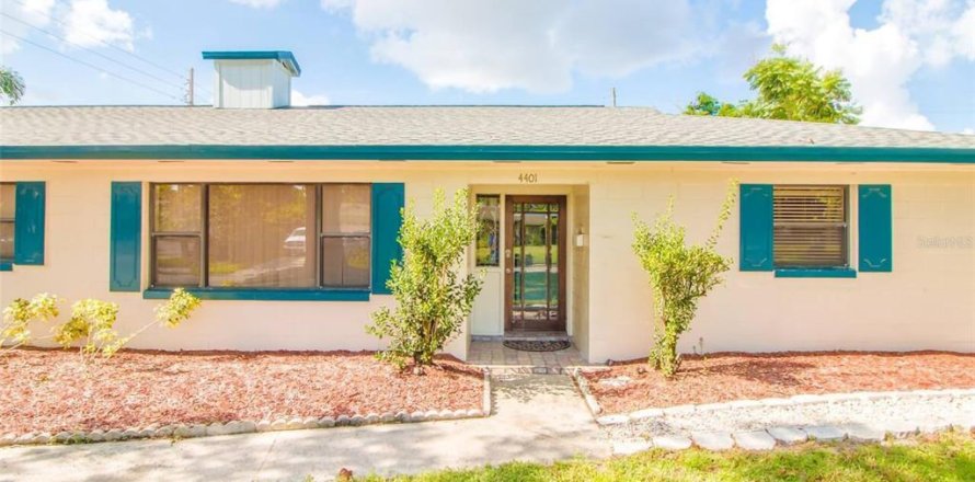 House in Orlando, Florida 7 bedrooms, 223.52 sq.m. № 2095471