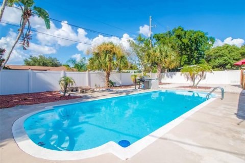 House in Orlando, Florida 7 bedrooms, 223.52 sq.m. № 2095471 - photo 2
