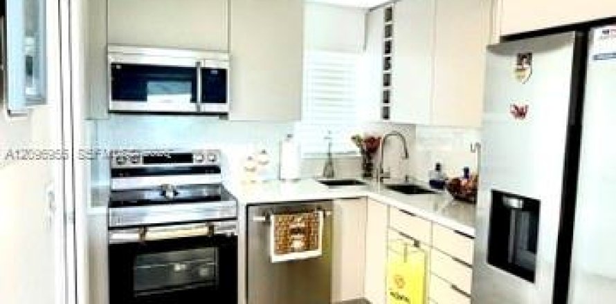 Studio à Condo à Pembroke Pines, Floride  № 2392551