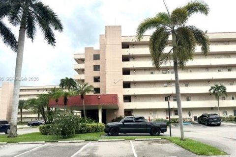Copropriété à vendre à Pembroke Pines, Floride: 1 chambre, 74.32 m2 № 2392551 - photo 2
