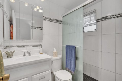 Condo in North Miami Beach, Florida, 1 bedroom  № 1947903 - photo 13
