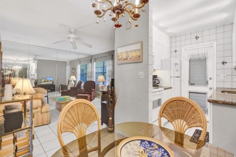 Condo in North Miami Beach, Florida, 1 bedroom  № 1947903 - photo 1