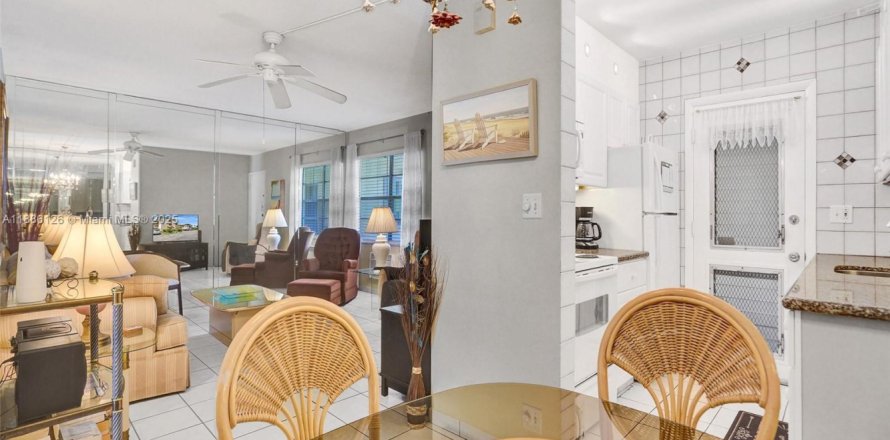 Condo in North Miami Beach, Florida, 1 bedroom № 1947903
