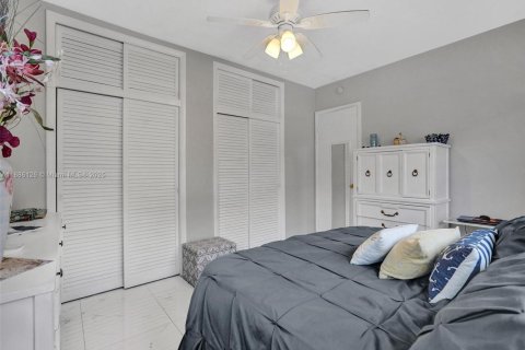 Condo in North Miami Beach, Florida, 1 bedroom  № 1947903 - photo 12