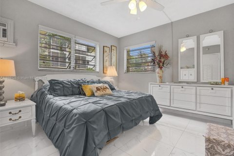 Condo in North Miami Beach, Florida, 1 bedroom  № 1947903 - photo 10