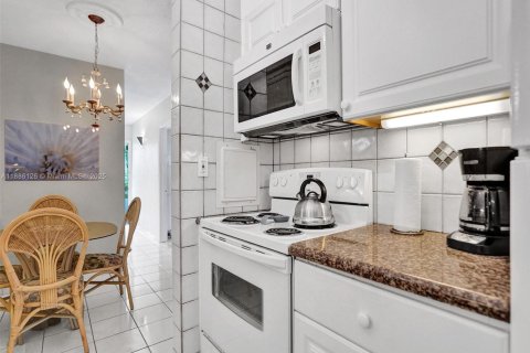 Condo in North Miami Beach, Florida, 1 bedroom  № 1947903 - photo 4