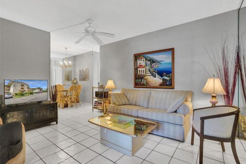Condo in North Miami Beach, Florida, 1 bedroom  № 1947903 - photo 8