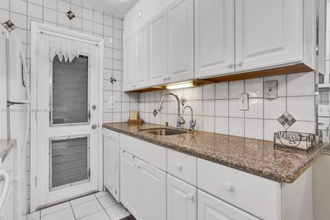 Condo in North Miami Beach, Florida, 1 bedroom  № 1947903 - photo 5