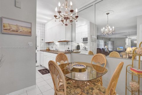 Condo in North Miami Beach, Florida, 1 bedroom  № 1947903 - photo 9