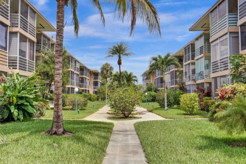 Condo in North Miami Beach, Florida, 1 bedroom  № 1947903 - photo 21