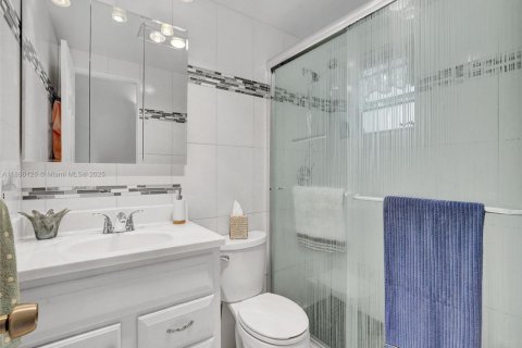 Condo in North Miami Beach, Florida, 1 bedroom  № 1947903 - photo 14