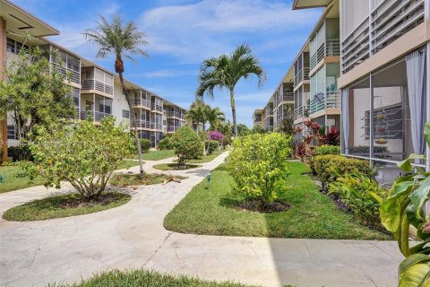 Condo in North Miami Beach, Florida, 1 bedroom  № 1947903 - photo 19