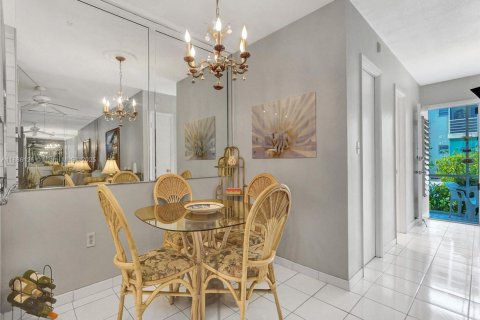 Condo in North Miami Beach, Florida, 1 bedroom  № 1947903 - photo 2