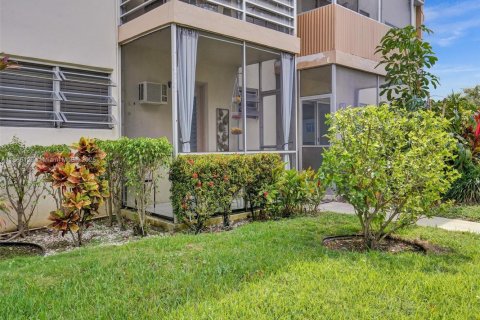 Condo in North Miami Beach, Florida, 1 bedroom  № 1947903 - photo 18