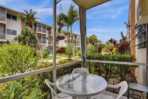 Condo in North Miami Beach, Florida, 1 bedroom  № 1947903 - photo 16