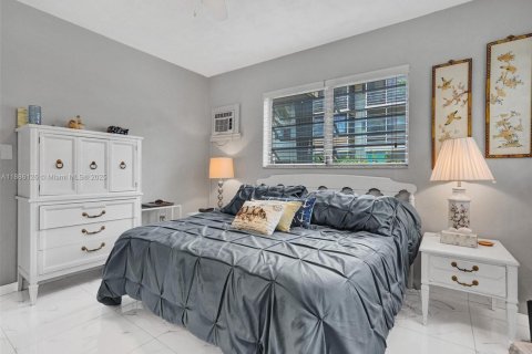 Condo in North Miami Beach, Florida, 1 bedroom  № 1947903 - photo 11