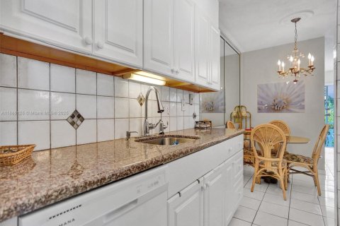 Condo in North Miami Beach, Florida, 1 bedroom  № 1947903 - photo 3