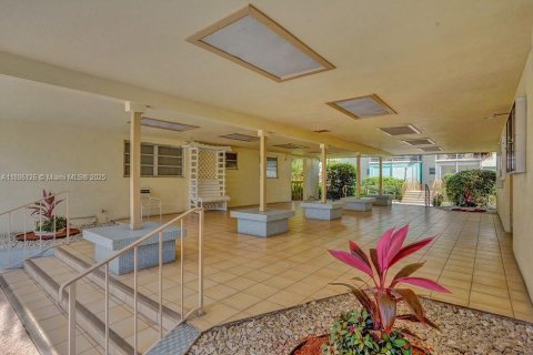Condo in North Miami Beach, Florida, 1 bedroom  № 1947903 - photo 26