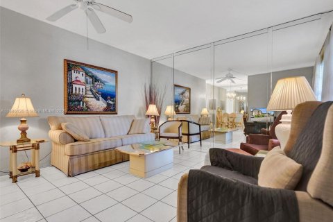 Condo in North Miami Beach, Florida, 1 bedroom  № 1947903 - photo 7