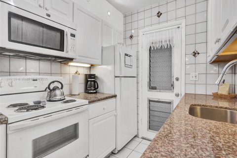 Condo in North Miami Beach, Florida, 1 bedroom  № 1947903 - photo 6