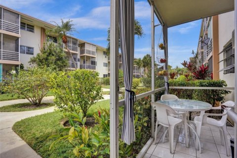 Condo in North Miami Beach, Florida, 1 bedroom  № 1947903 - photo 17