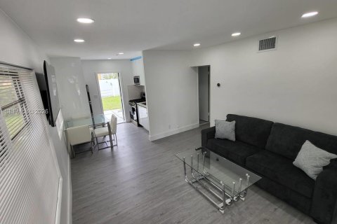 Villa ou maison à louer à Hallandale Beach, Floride: 2 chambres, 120.12 m2 № 2029016 - photo 5