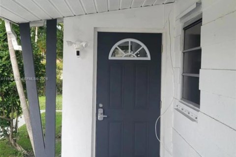 Villa ou maison à louer à Hallandale Beach, Floride: 2 chambres, 120.12 m2 № 2029016 - photo 3