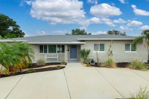 House in Saint Petersburg, Florida 3 bedrooms, 143.16 sq.m. № 2199973