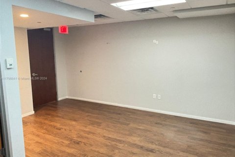 Propiedad comercial en venta en Miami, Florida № 1935106 - foto 9