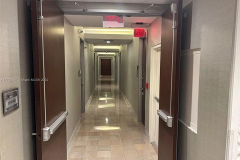 Propiedad comercial en venta en Miami, Florida № 1935106 - foto 12