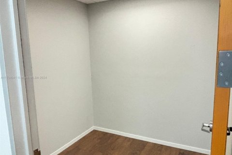 Propiedad comercial en venta en Miami, Florida № 1935106 - foto 6
